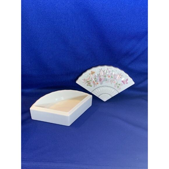 Vintage Porcelain Fan Shaped Trinket Box by Avon 1980 - Picture 3 of 6